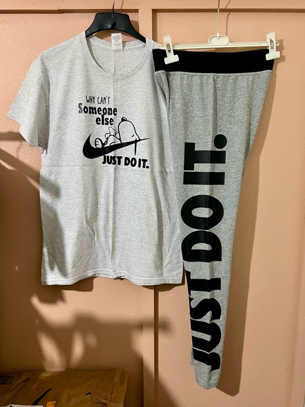 Hanes Snoopy Nike Tee Shirt & Nike Leggings - Picture 3 of 16